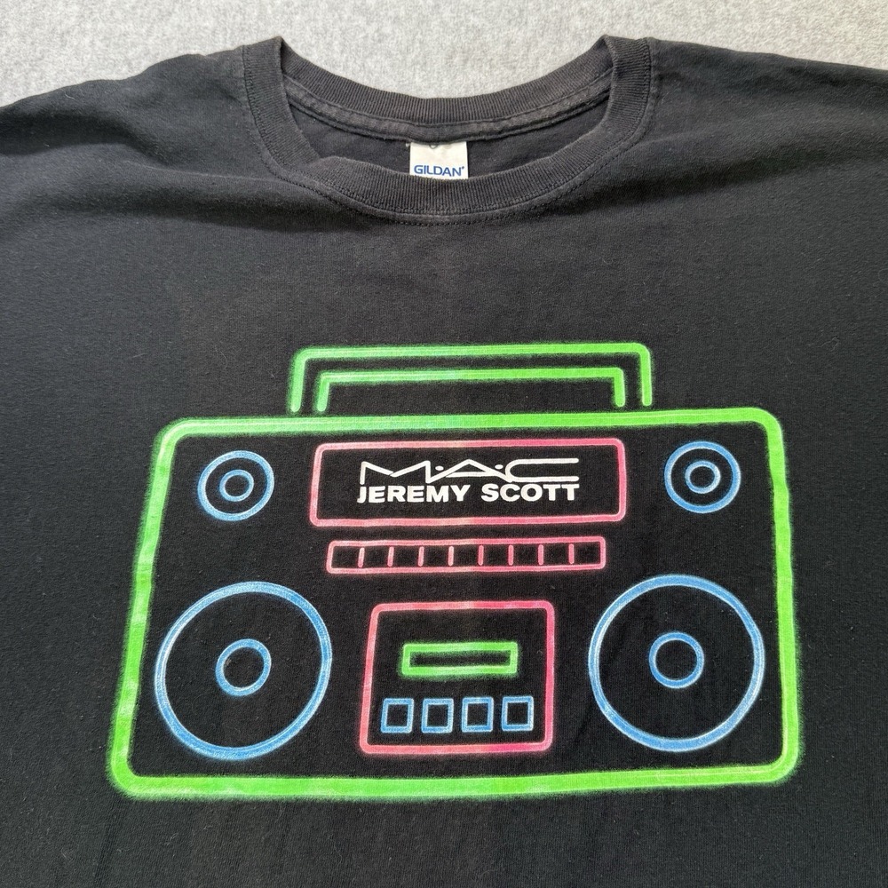 MAC Jeremy Scott Boombox Graphic T-Shirt Black Neon Promo Tee Size L‎